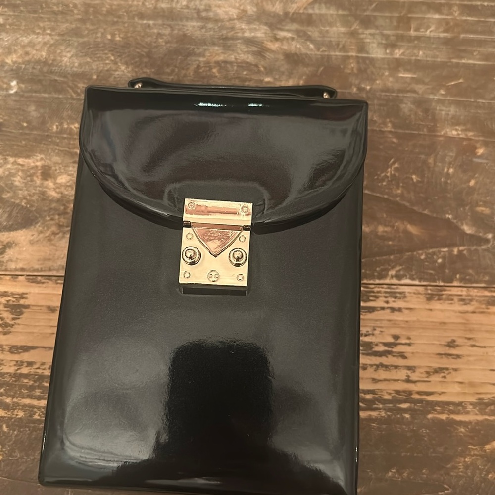 Travel in style with this jewlery handbag!